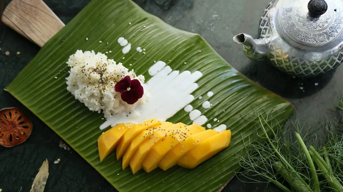 Image of food served on banana leaf in Thailand. (Huahom/Pixabay)