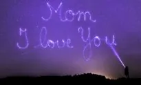 Woman Receives More Than 100 Mother’s Day Cards After Fostering Children