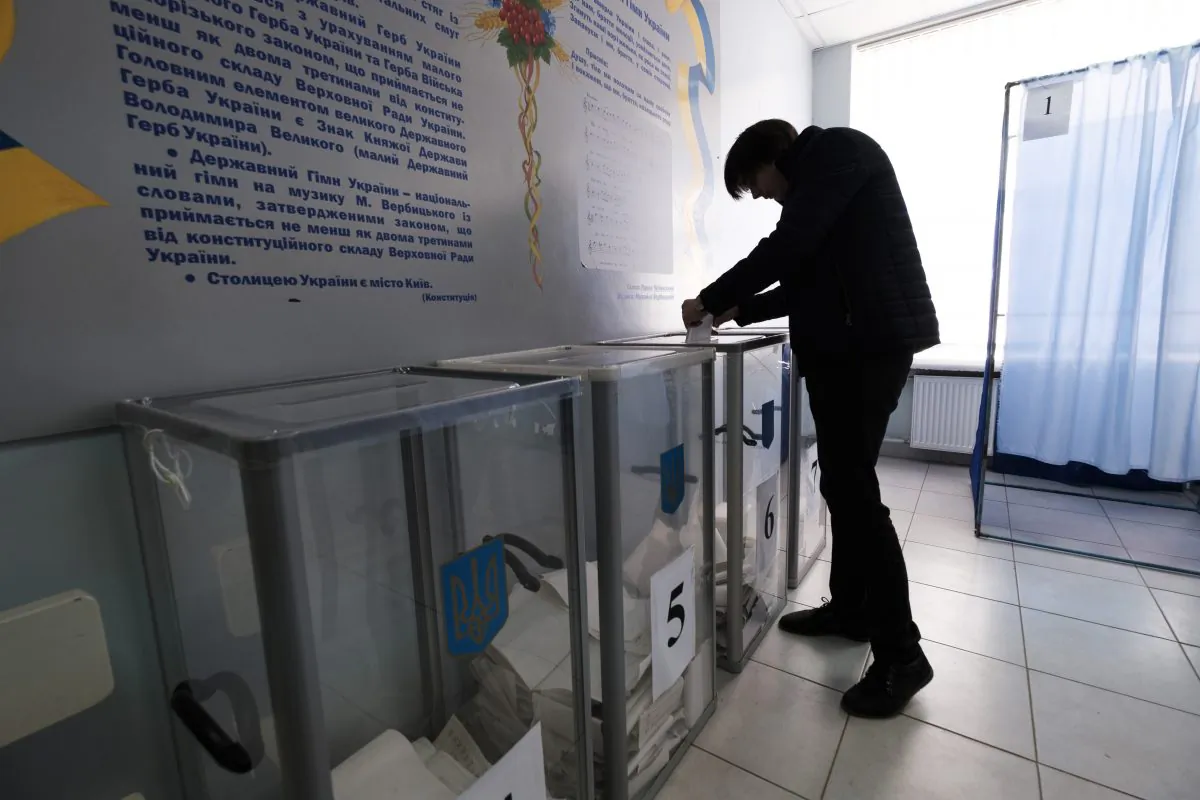 A voter in Ukraine’s eastern city of Kharkiv casts a ballot during the first round of the country’s presidential election on March 31, 2019. (Chris Collison for The Epoch Times)