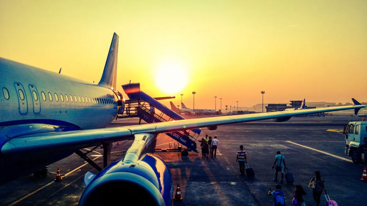 Passengers are boarding a plane. (Anugrah Lohiya/pexels.com)