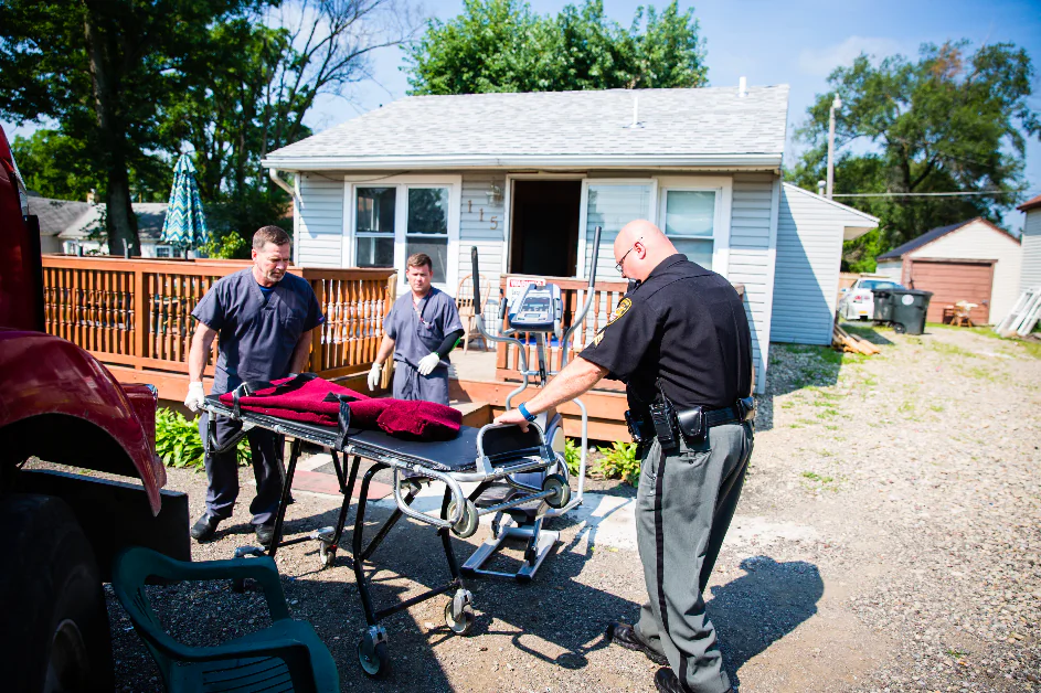 Law enforcement officials at the home of a man who was found dead from an apparent drug overdose in the Drexel neighborhood of Montgomery County, Ohio, on Aug. 3, 2017. (The Epoch Times)