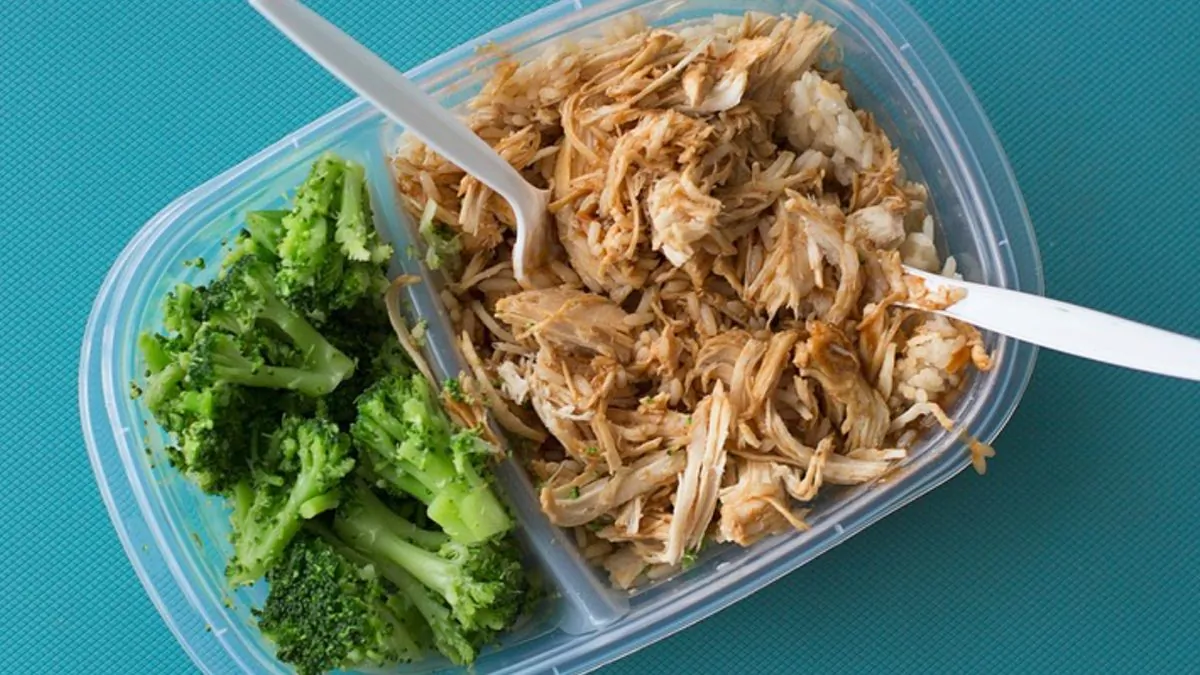 An Indiana school district is turning catering left-overs into take-home meals for children in need. (Pexels/Pixabay)
