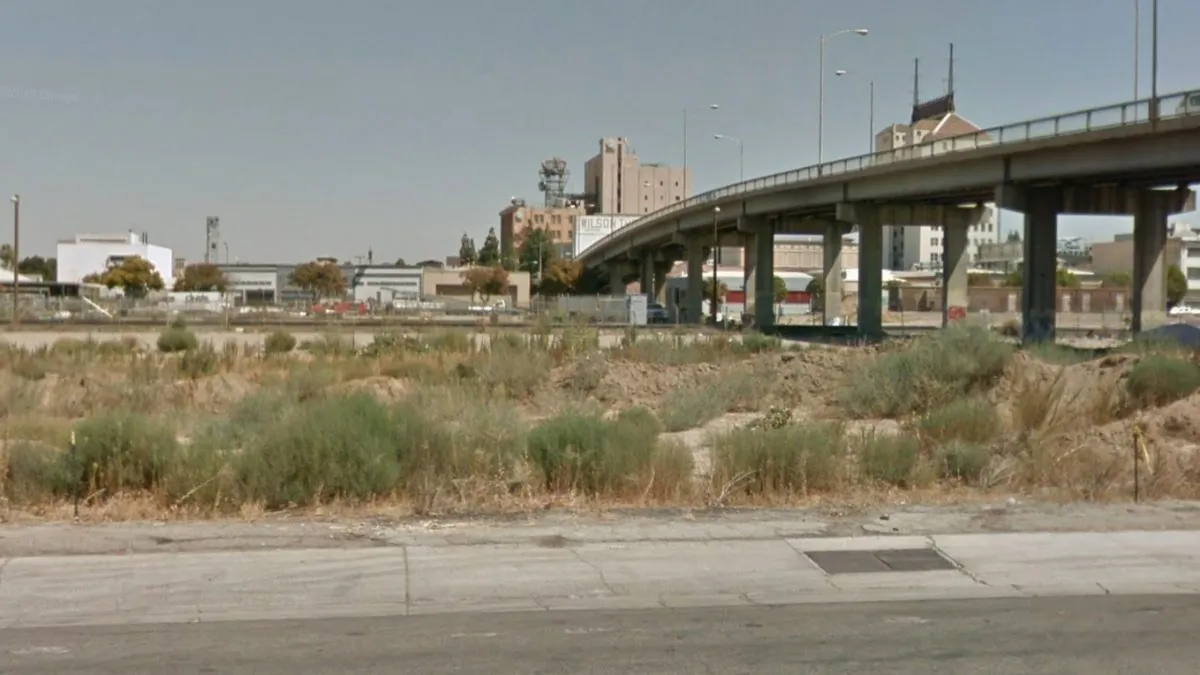 The Stanislaus Street Bridge over the railway in Fresno, California. (Screenshot/Googlemaps)