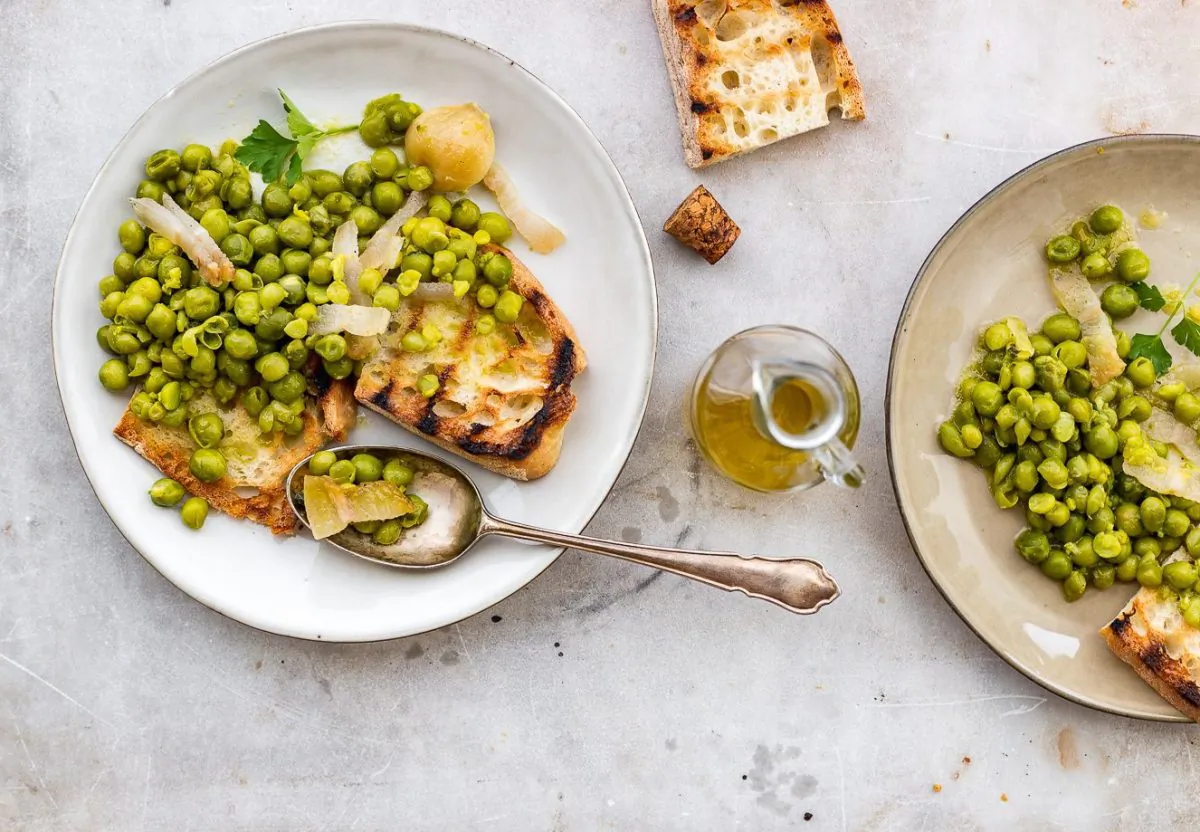 Piselli alla fiorentina, Florentine-style fresh peas. (Giulia Scarpaleggia)