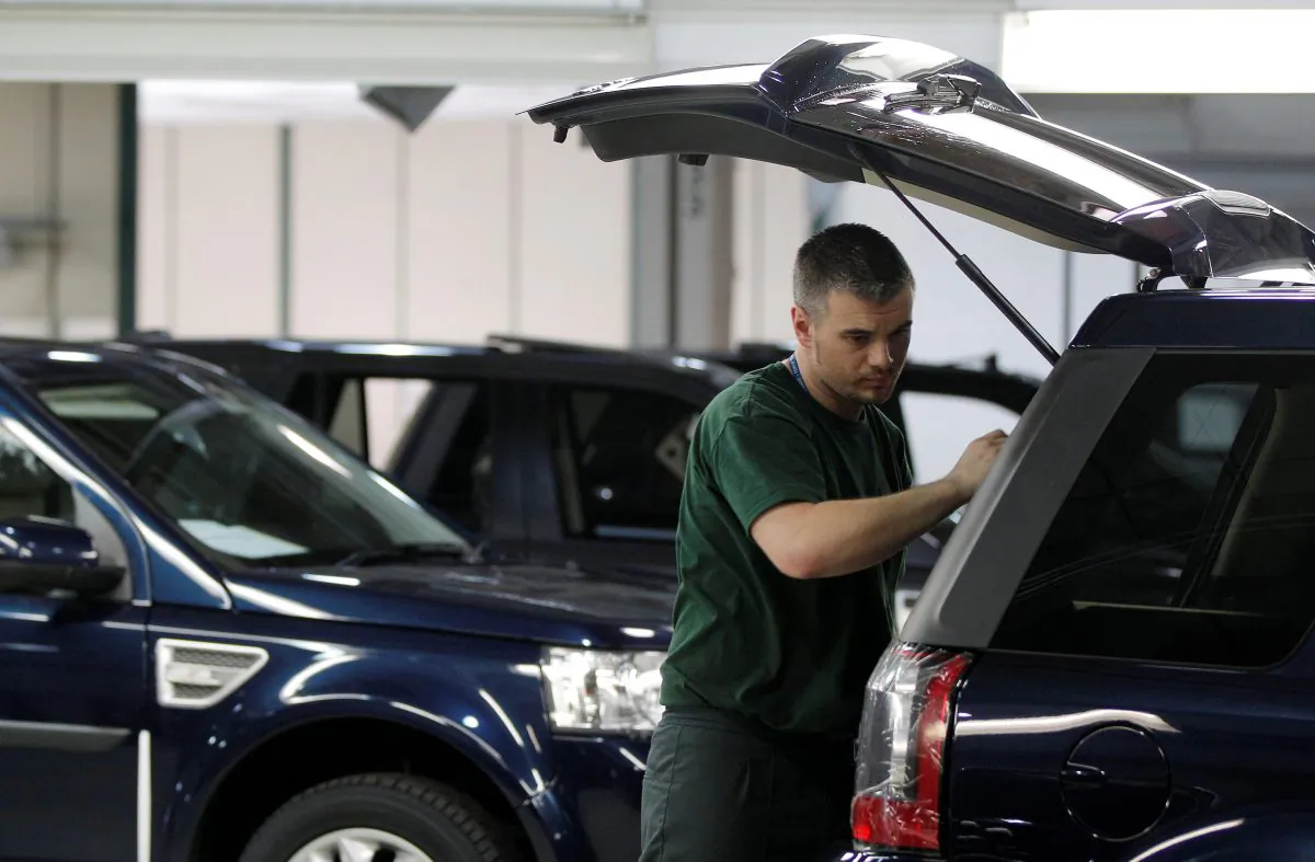 FILE PHOTO: Workers examine Land Rover Freelander vehicles as they come off the production line at Jaguar Land Rover's  Halewood assembly plant in Liverpool, northern England, March 2, 2011. REUTERS/Phil Noble/File Photo