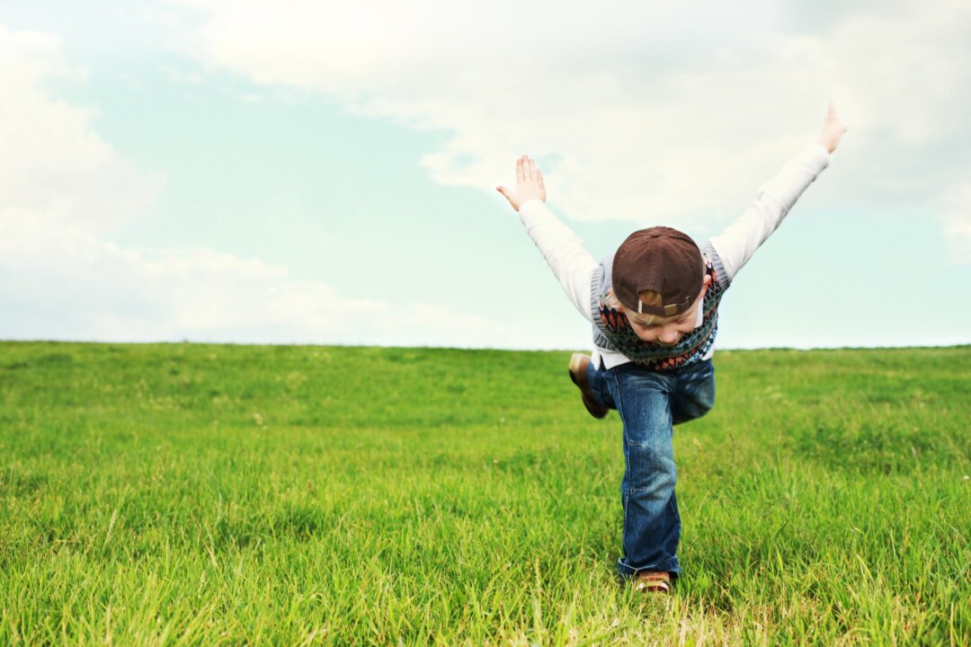 The magic and adventure of the great outdoors is a great (free) way to give your kids precious memories. (Pixabay)