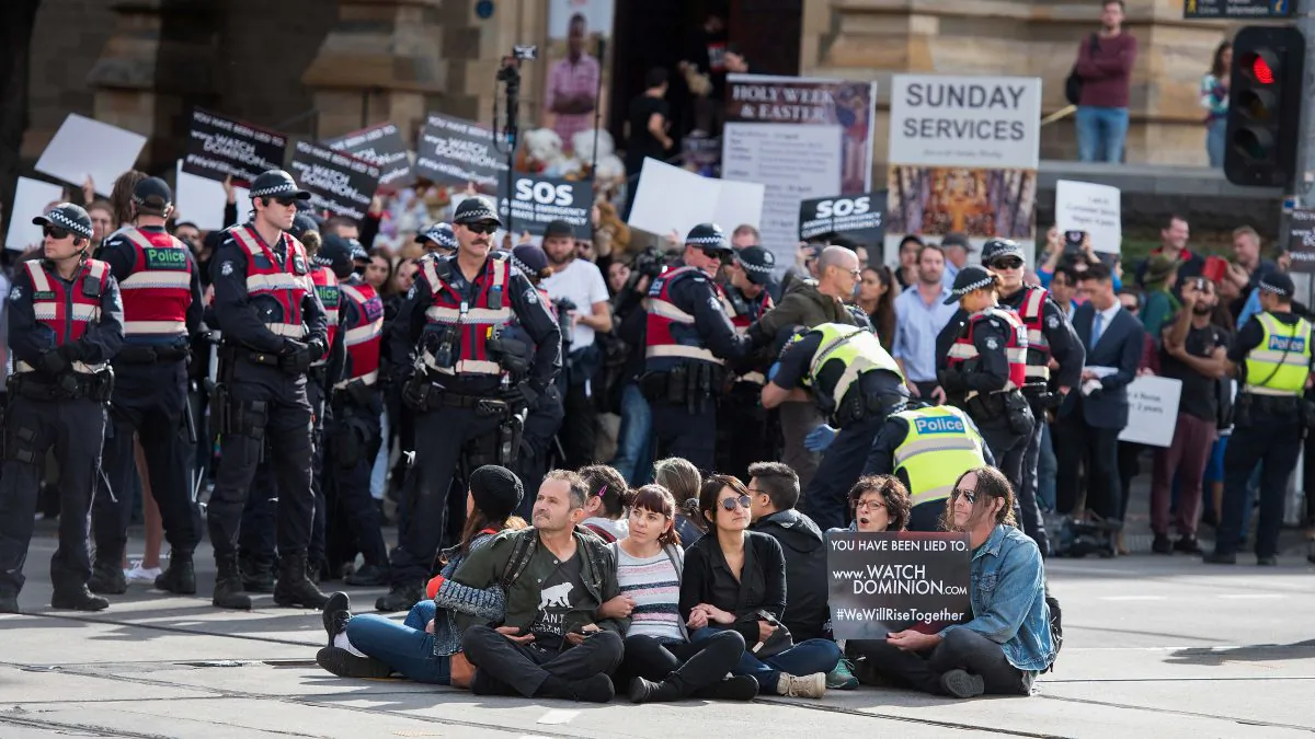 Police move in on animal rights protesters who had blocked the intersections of Flinders and Swanston Street, in Melbourne, Australia, April 8, 2019. (Ellen Smith /AAP Image/Reuters)