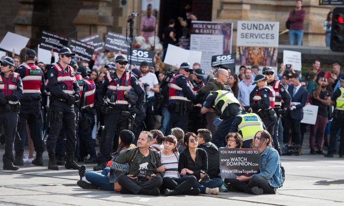 Police move in on animal rights protesters who had blocked the intersections of Flinders and Swanston Street, in Melbourne, Australia, April 8, 2019.  (Ellen Smith /AAP Image/Reuters)