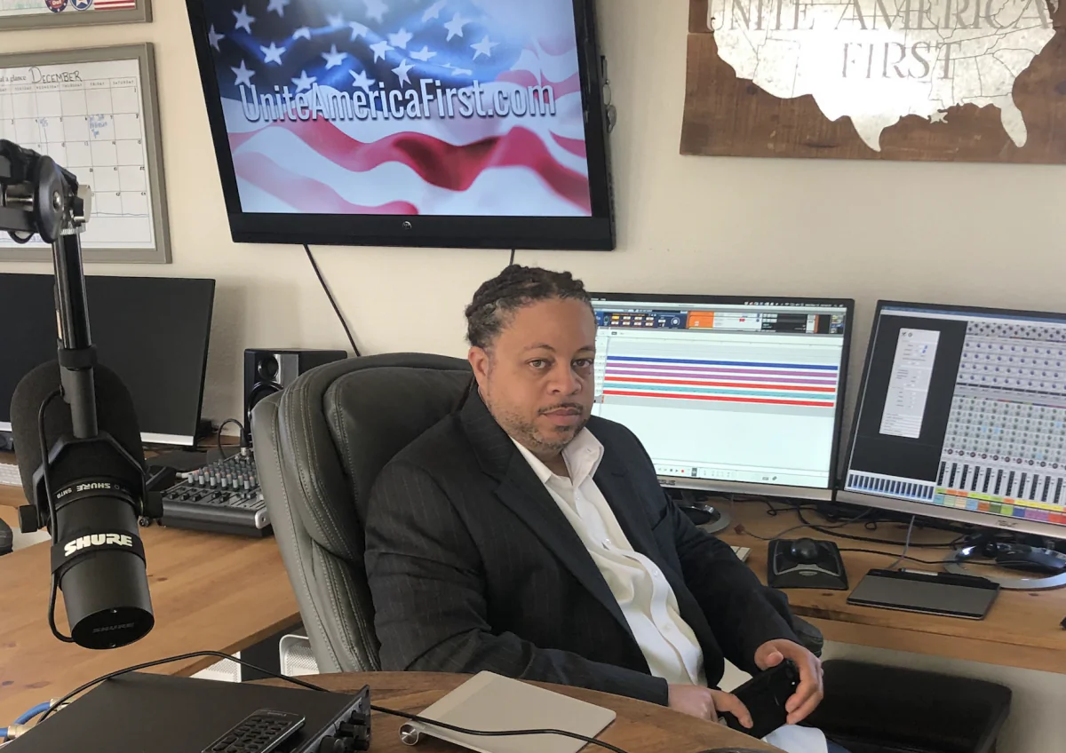 Will Johnson in his studio. (Nathan Su/The Epoch Times)