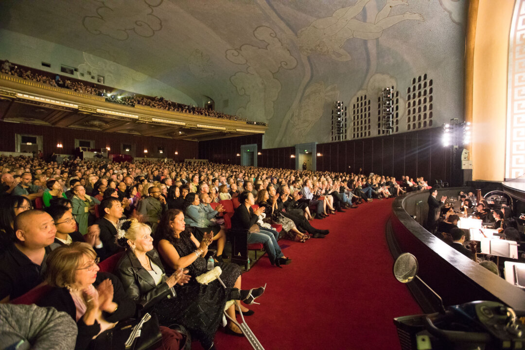 The audience at Shen Yun Performing Arts North America Company's curtain call at the Bridges Auditorium, Claremont, Calif., on April 6, 2019. (Ji Yuan/NTD Television)