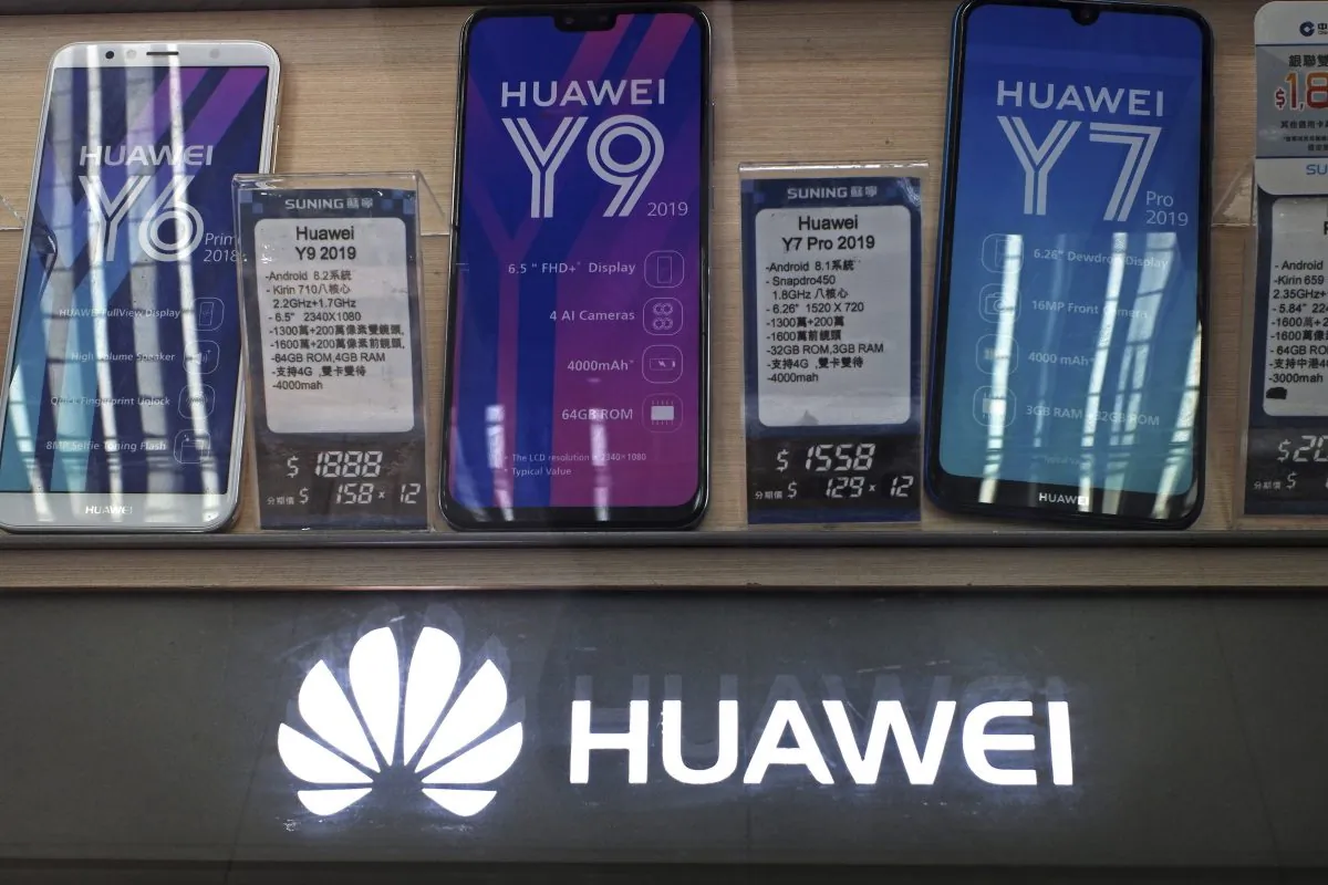 Huawei mobile phones are displayed at a telecoms service shop in Hong Kong, China on March 29, 2019. (Kin Cheung/AP)