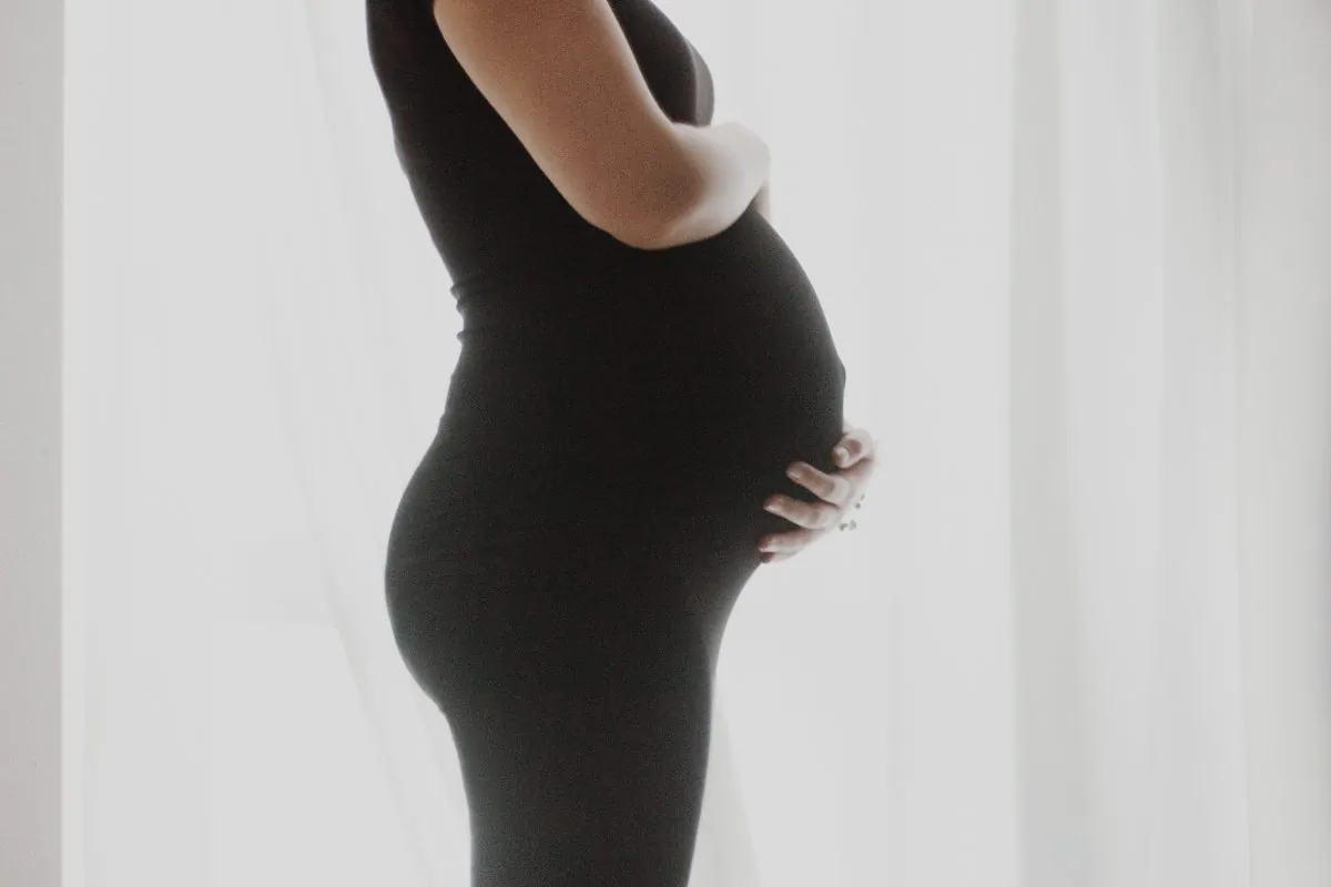 Pregnant women in black clothing. (Michalina/Unsplash)