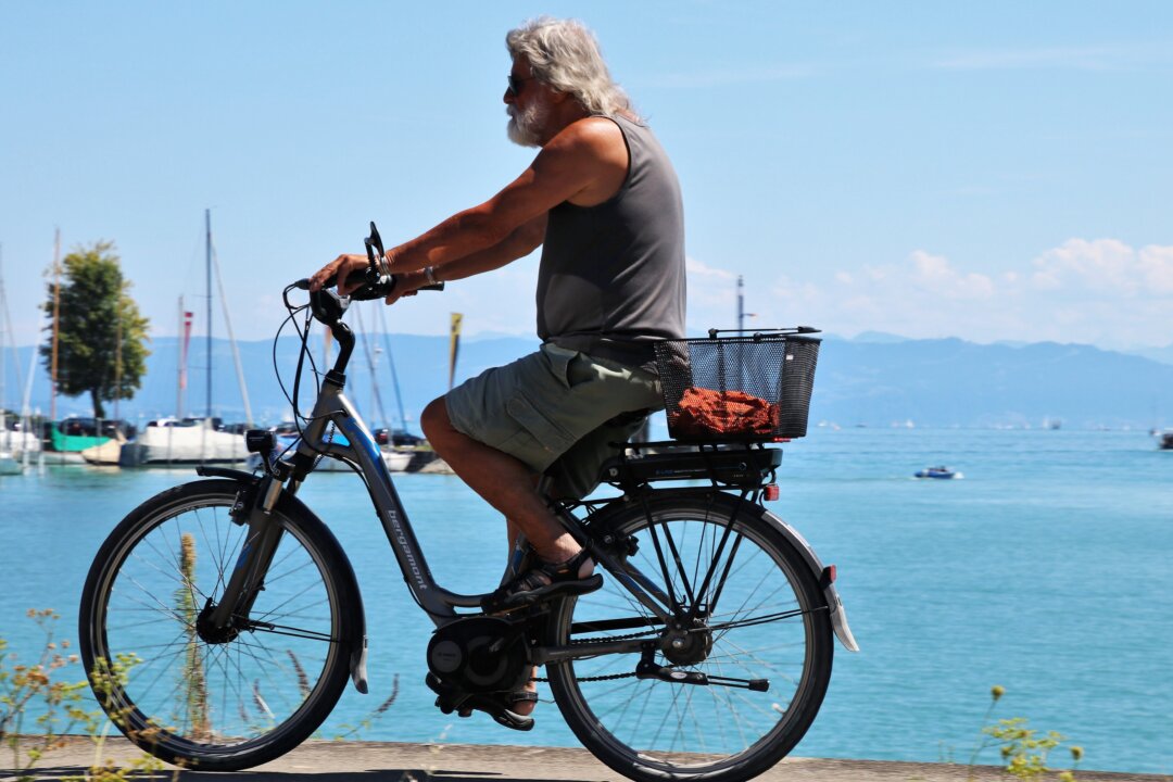 Research finds that electric bikes can help older people better enjoy the benefits of cycling. (pasja1000/Pixabay)