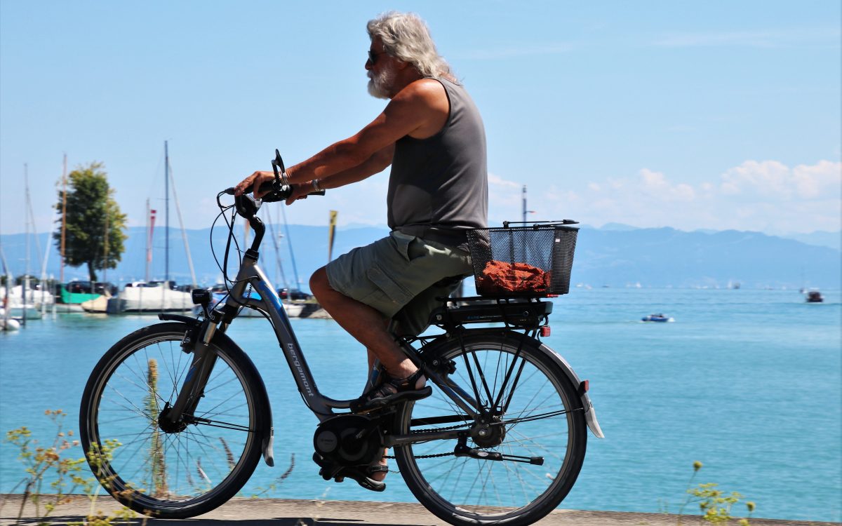 Research finds that electric bikes can help older people better enjoy the benefits of cycling. (pasja1000/Pixabay)