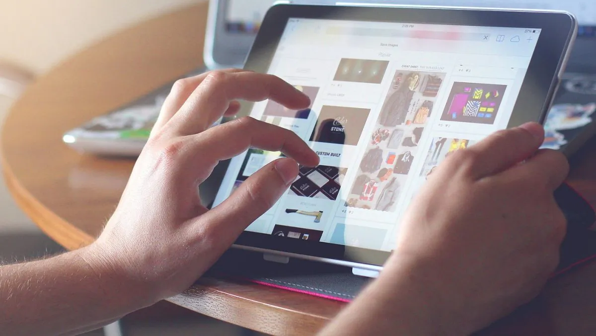 Browsing images online on an iPad. (fancycrave1/Pixabay)