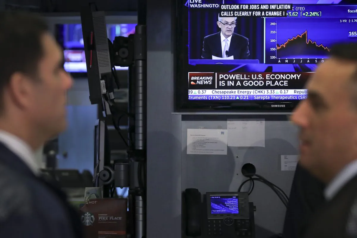 Traders watch as a monitor displays news about the Fed’s decision not to change interest rates, on the floor of the New York Stock Exchange (NYSE) in New York City on March 20, 2019. (Drew Angerer/Getty Images)