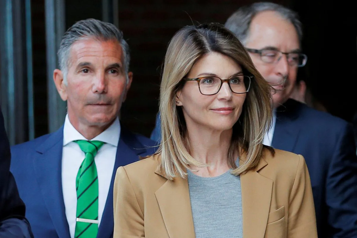 Actrress Lori Loughlin and her husband, fashion designer Mossimo Giannulli, leave the federal courthouse after facing charges in a nationwide college admissions cheating scheme, in Boston, Mass., on April 3, 2019. (Brian Snyder/File Photo/Reuters)