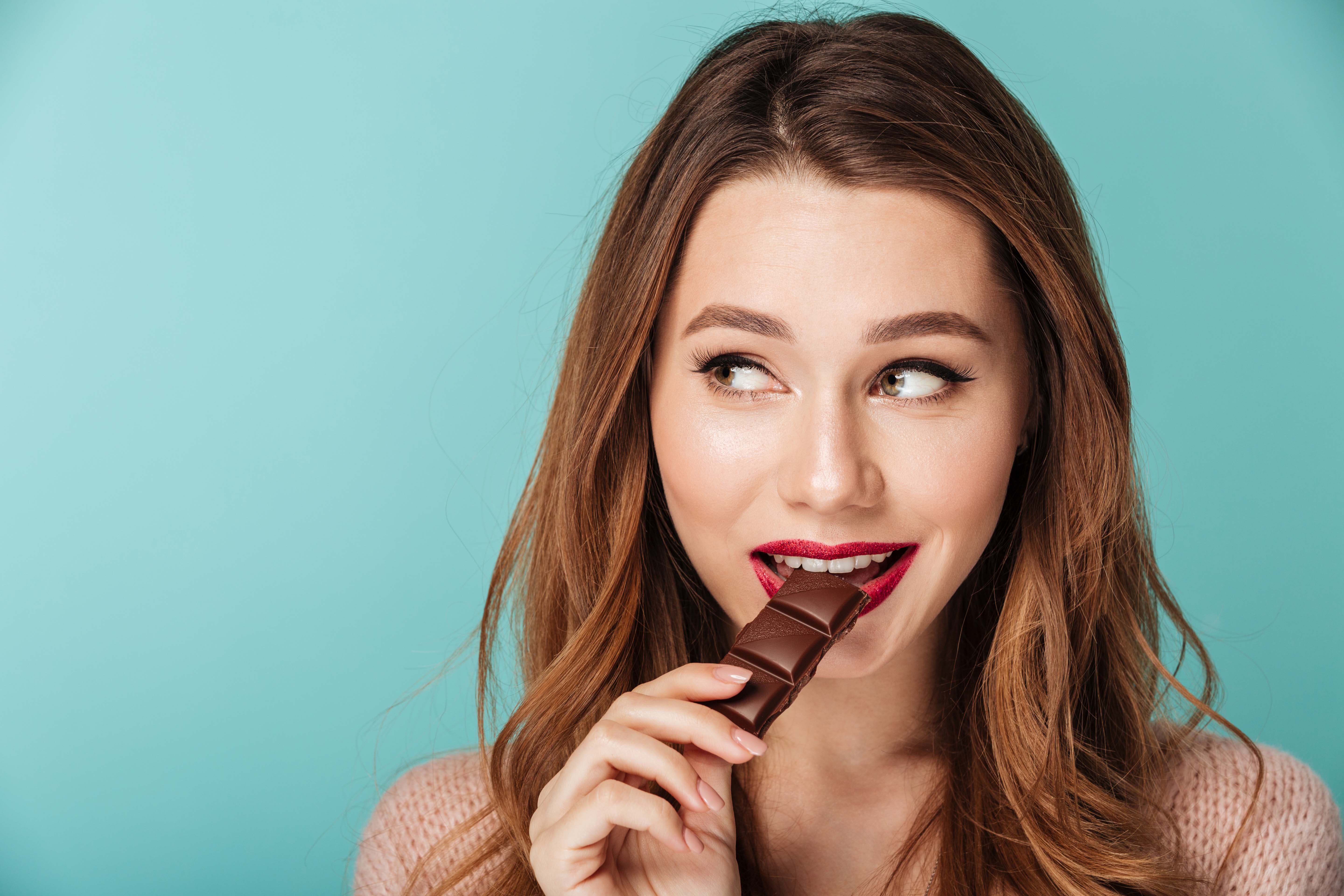 Шоколадки кушаем. Ест шоколад. Женщина ест шоколад. Девушка ест шоколад. Девушка в шоколаде.