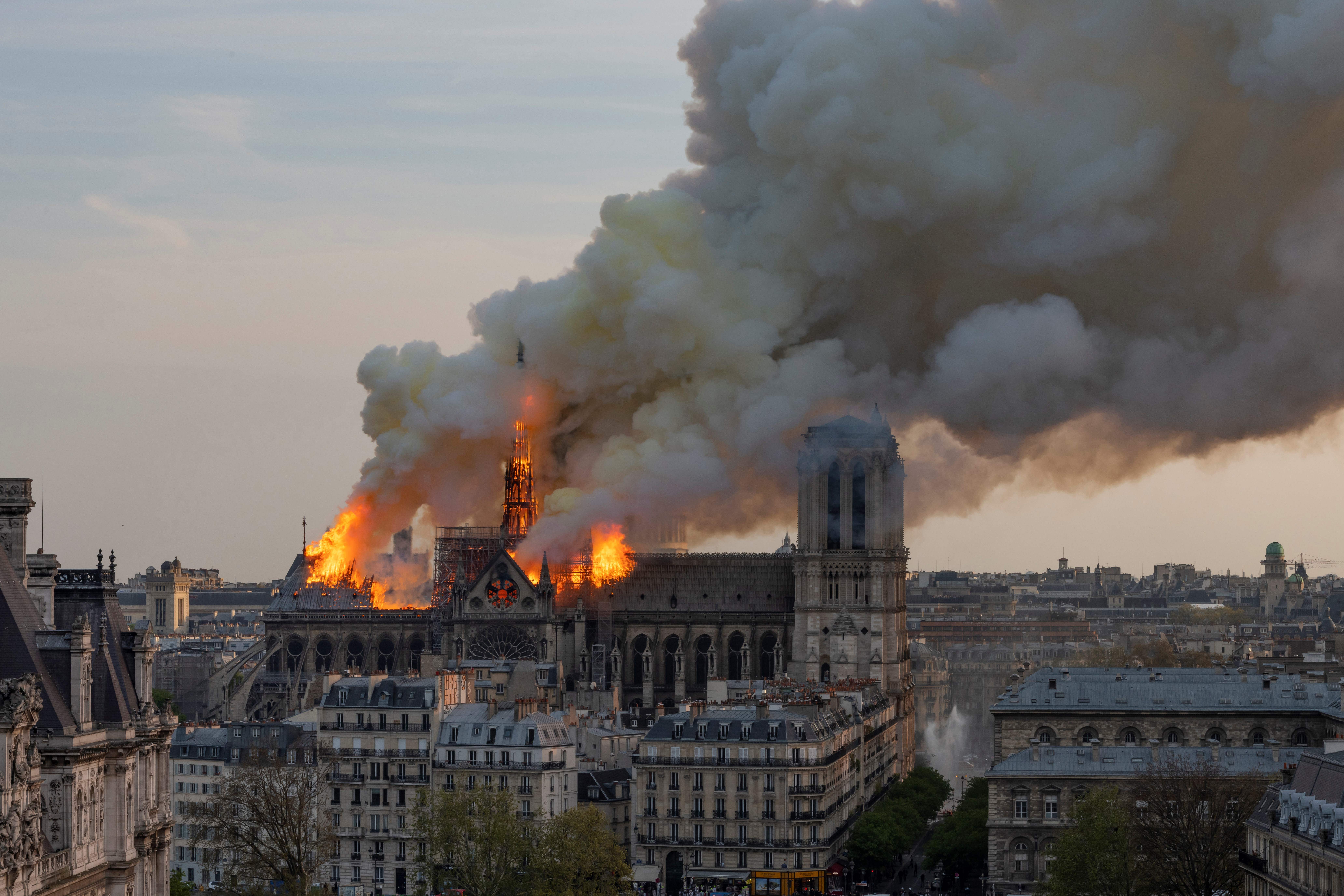 Сгорел нотр. Нотр дам де пари пожар. Пожар в соборе Парижской Богоматери (2019).