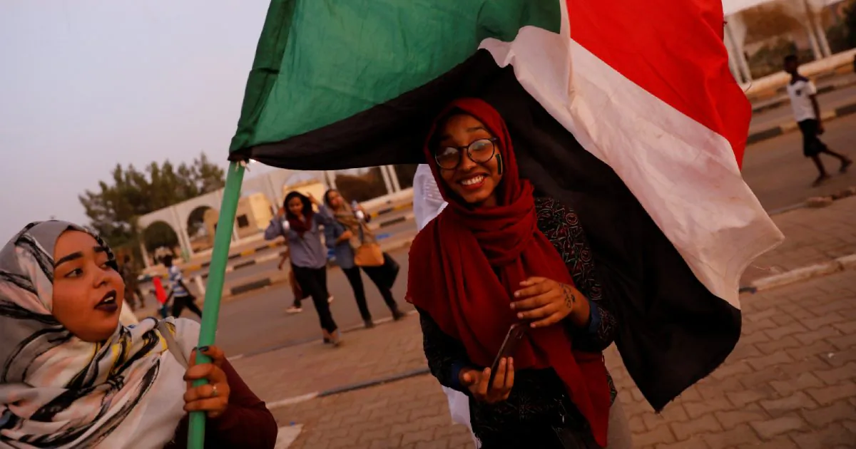 Sudanese demonstrators protest outside the Defence Ministry in Khartoum, Sudan April 14, 2019. (Umit Bektas/Reuters)