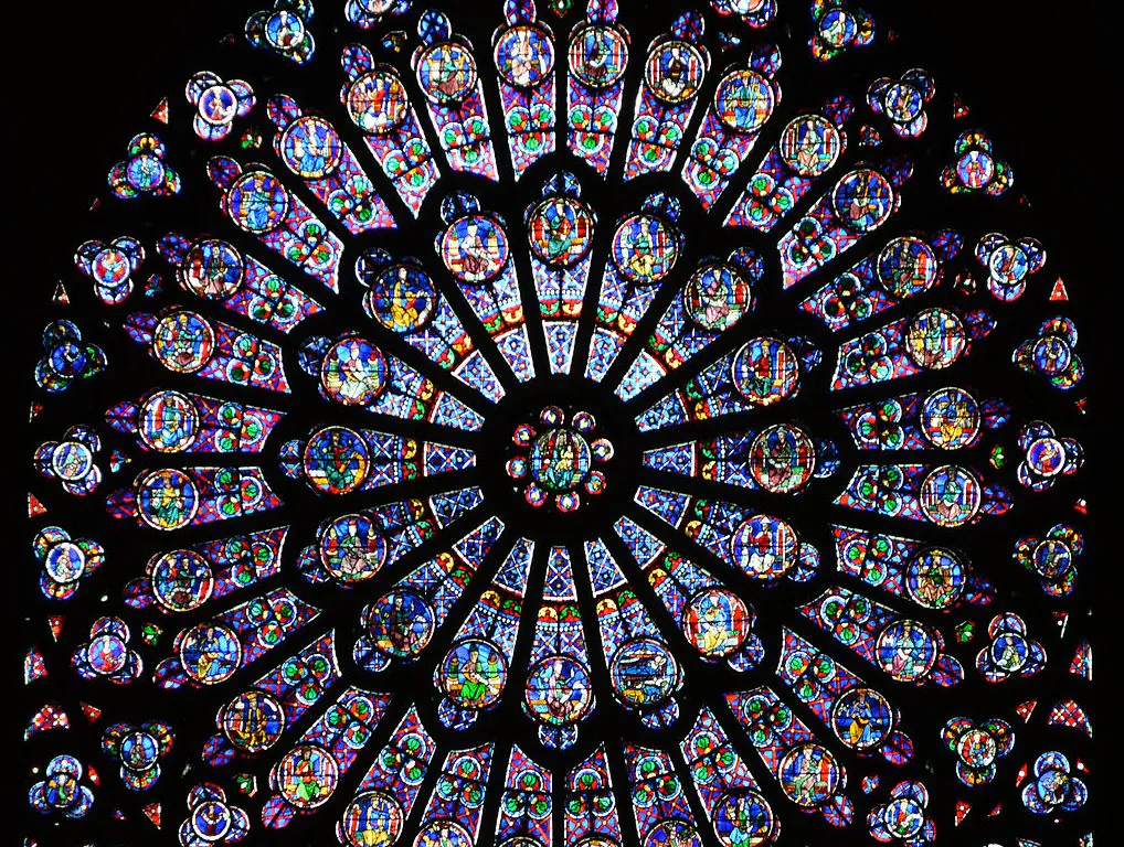 The north transept rose window of Notre-Dame de Paris was installed c. 1250-60 when Jean de Chelles was architect. It features the Virgin and Child enthroned in the centre, surrounded by images of kings and Old Testament prophets. (Oliver Mitchell/Wikipedia Commons {CC BY-SA 3.0))