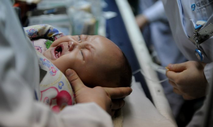 A Chinese baby receiving treatment in a hospital. (STR/AFP/Getty Images)