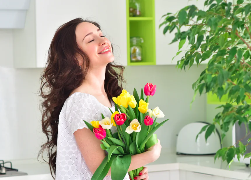 A few simple flowers can make a noticeable difference. (SvetlanaFedoseyeva/shutterstock)