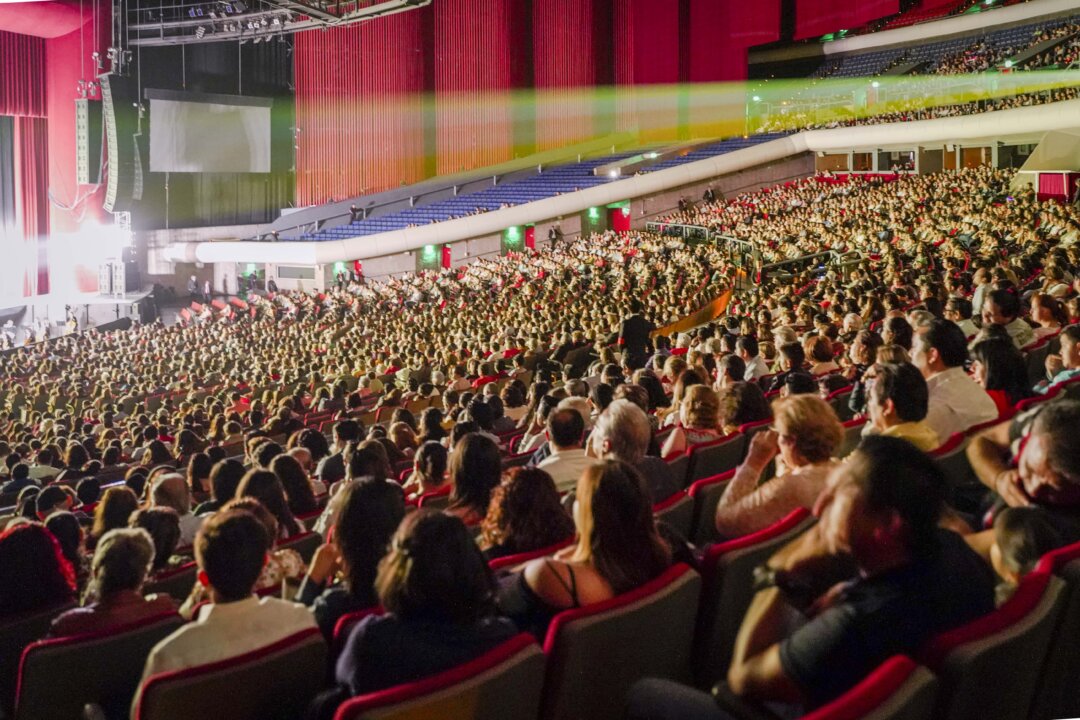 The audience at Shen Yun Performing Arts Touring Company's curtain call at Auditorio Nacional, in Mexico City, on April 6, 2019. (NTD Television)