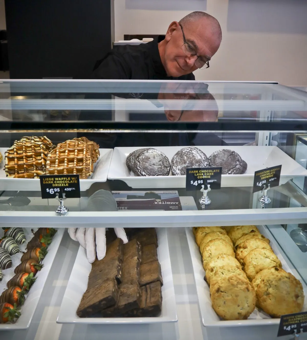 Executive chef Thierry Muret arranges a pastry display at Godiva's new cafe in N.Y., on April 16, 2019. (Bebeto Matthews/AP Photo)