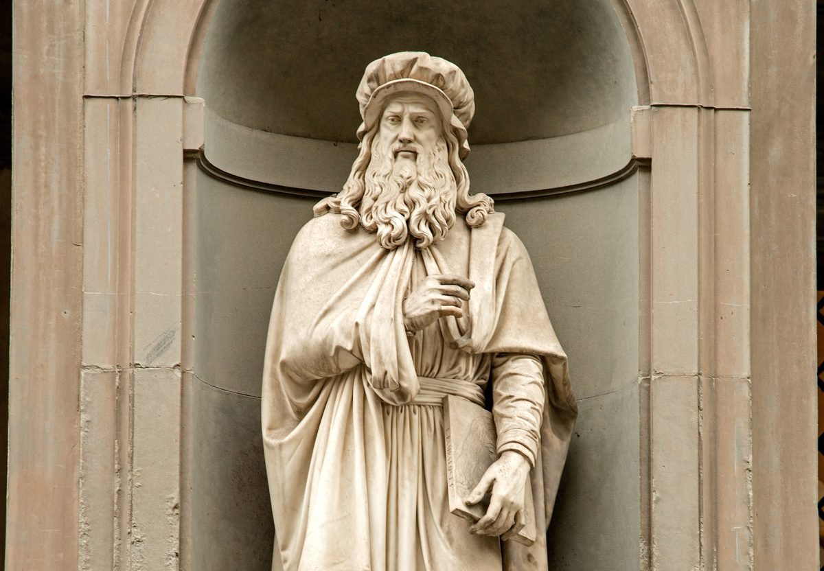 The statue of Leonardo da Vinci by Luigi Pampaloni, outside the Uffizi Gallery in Florence, Italy. (CC BY-SA 4.0)
