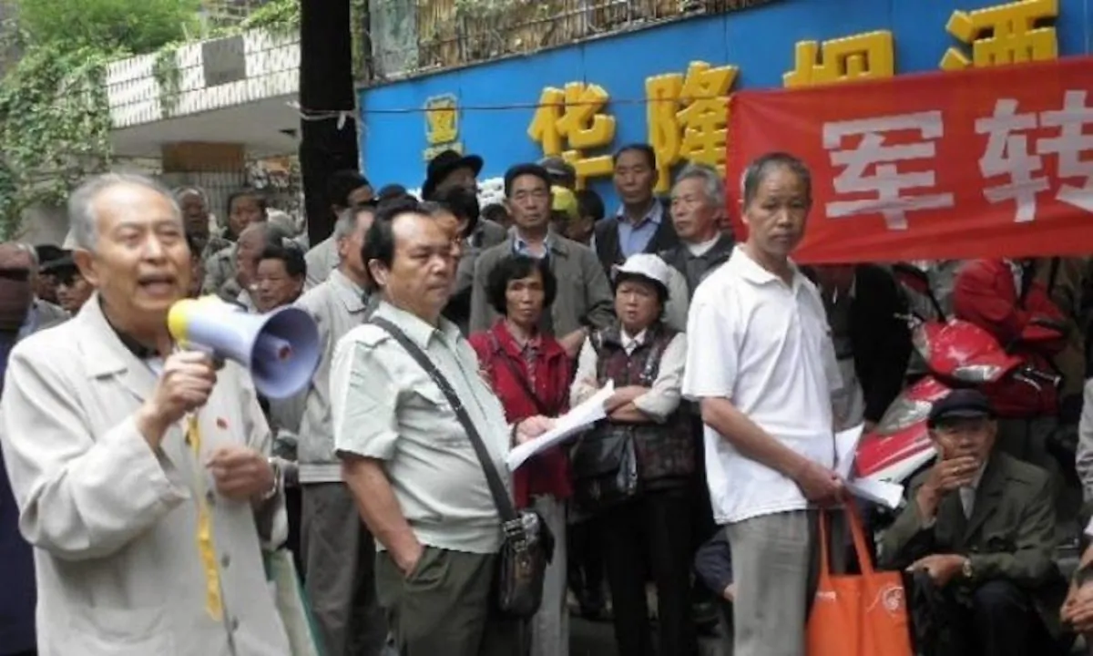 Chinese Veterans in Kunming appealed in front of the provincial office, in Yunnan, China, on June 28, 2011. (Civil Rights and Livelihood Watch)