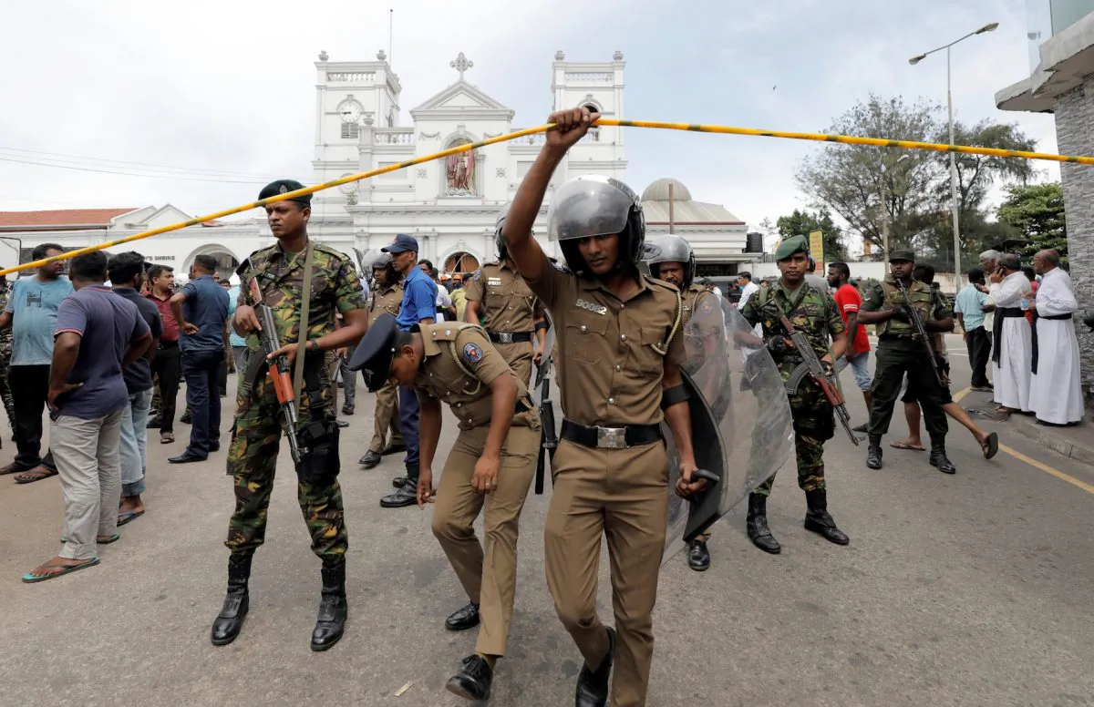 Sri Lankan military officials stand guard in front of the St. Anthony's Shrine, Kochchikade church after an explosion in Colombo, Sri Lanka, April 21, 2019. (REUTERS/Dinuka Liyanawatte)