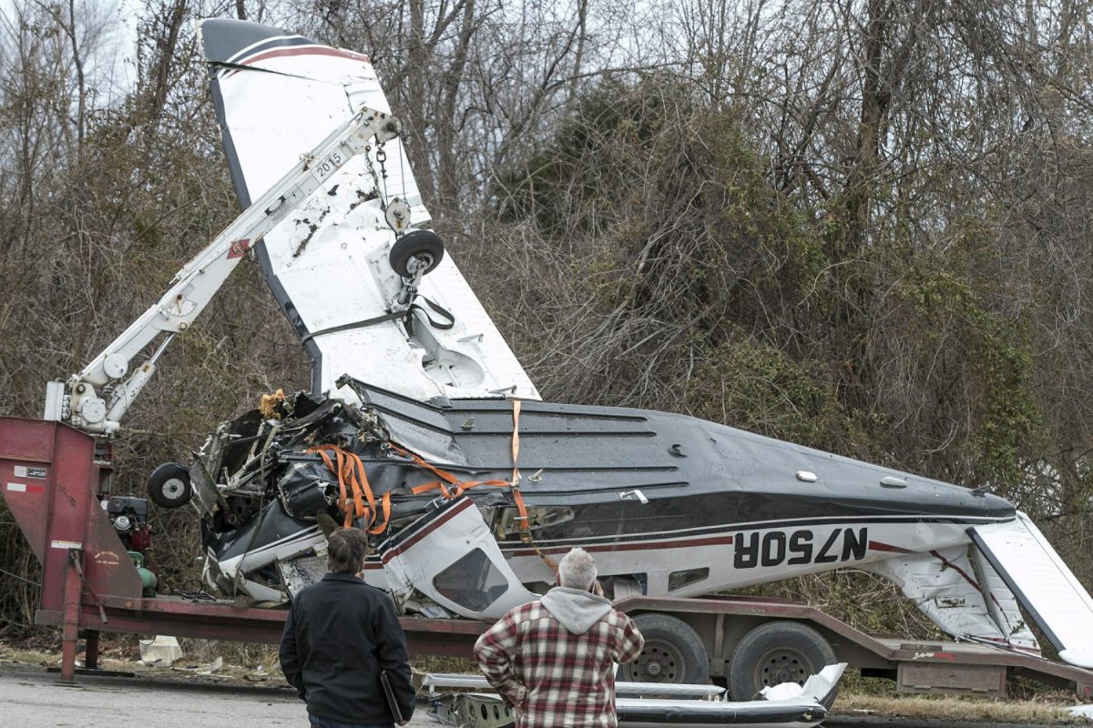 Workers prepare the wrecked plane 