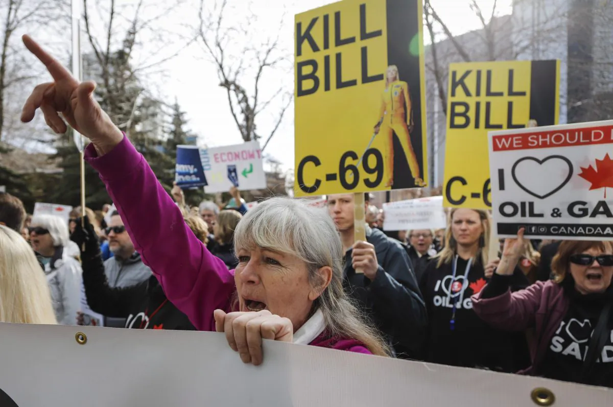 Pro-pipeline supporters rally outside a public hearing of the Senate Committee on Energy, the Environment, and Natural Resources regarding Bill C-69 in Calgary on April 9, 2019. (The Canadian Press/Jeff McIntosh)
