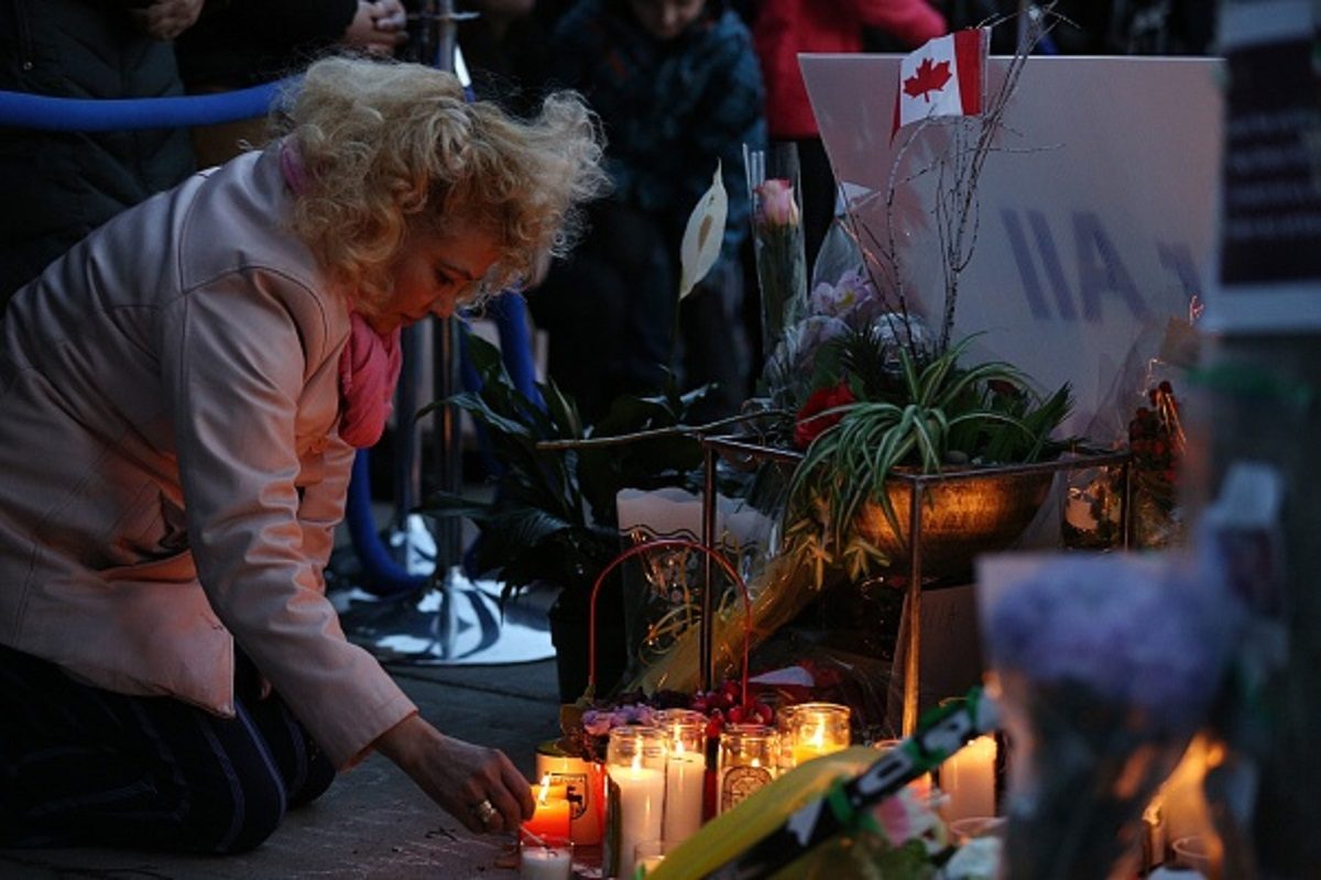A woman light candles