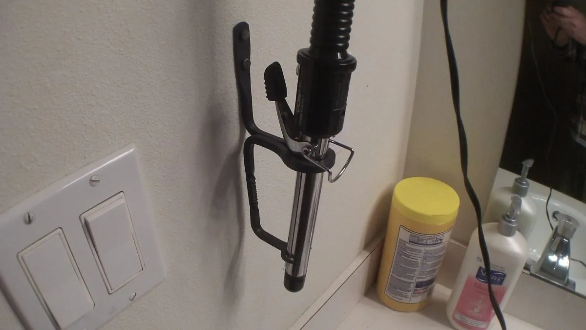 A curling iron. (CC-BY-SA-2.0)