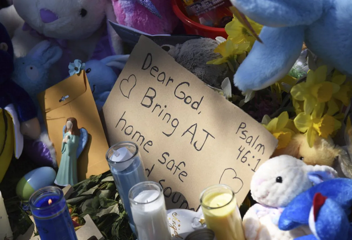 A makeshift memorial grows outside the Dole Avenue home of Andrew "AJ" Freund, age 5, in Crystal Lake, Ill., on April 22, 2019 . (Paul Valade/Daily Herald via AP)