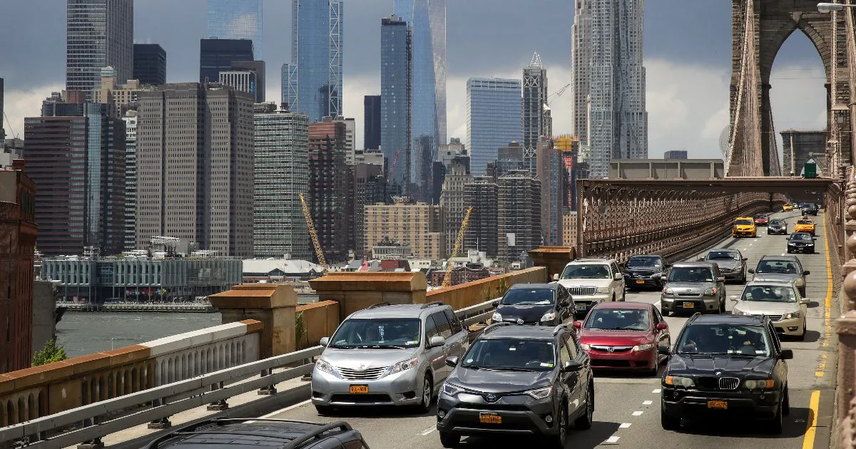 Traffic moves across the Brooklyn Bridge in New York City on Aug. 2, 2018. (Drew Angerer/Getty Images)
