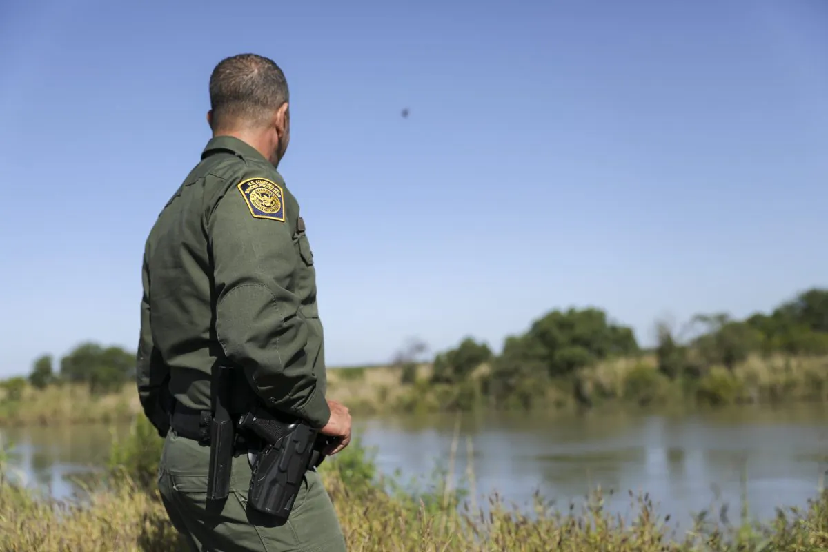Border Patrol agents apprehend illegal immigrants who have just crossed the Rio Grande from Mexico into the United States near McAllen, Texas, on April 18, 2019. (Charlotte Cuthbertson/The Epoch Times)