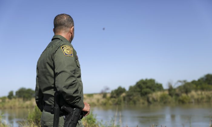 Border Patrol agents apprehend illegal immigrants who have just crossed the Rio Grande from Mexico into the United States near McAllen, Texas, on April 18, 2019. (Charlotte Cuthbertson/The Epoch Times)