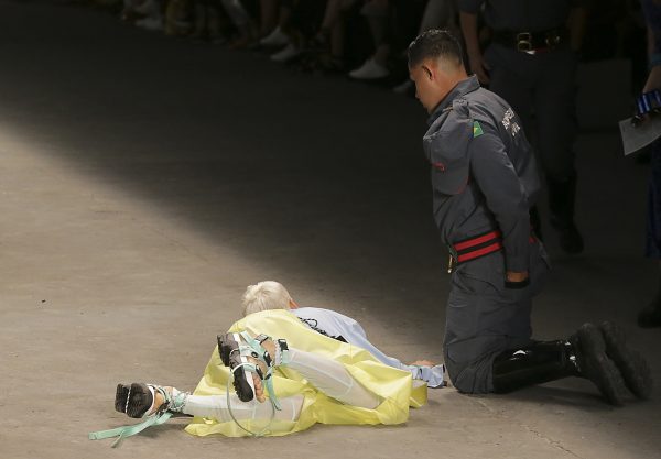 Model Tales Soares collapses