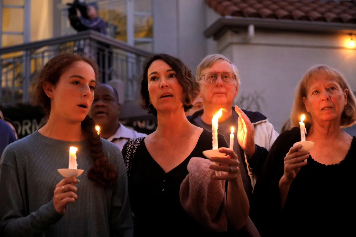 A candlelight vigil is held at Rancho Bernardo Community Presbyterian Church for victims of a shooting incident at the Congregation Chabad synagogue in Poway, Calif., on April 27, 2019. REUTERS/John Gastaldo
