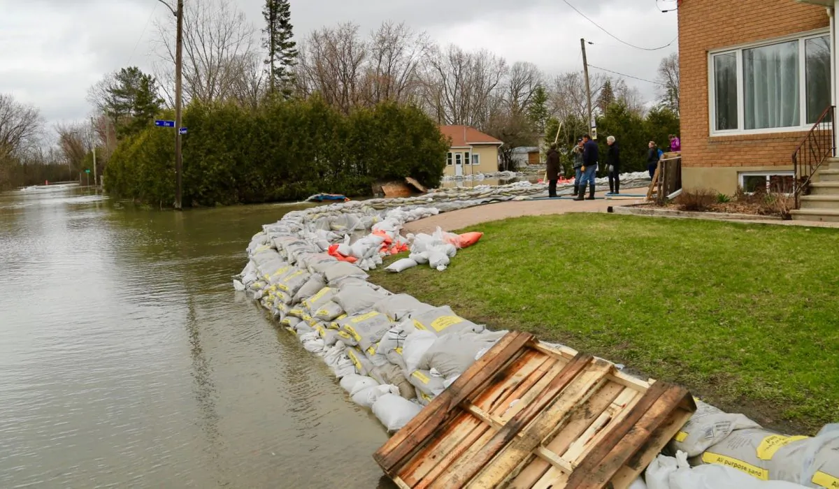 Sandbags are lined up along the bank to stem flooding from the Ottawa River in Gatineau, Que., on April 27, 2019. (Jonathan Ren)