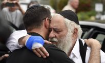 Trump Says He Spoke With Rabbi After Synagogue Shooting, Praises Him as ‘Great Guy’