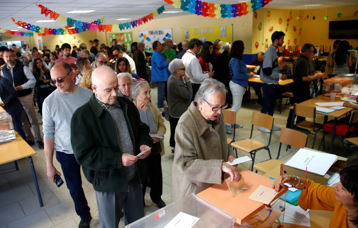 A woman casts her vote during Spain's general election in Madrid on April 28, 2019. REUTERS/Javier Barbancho