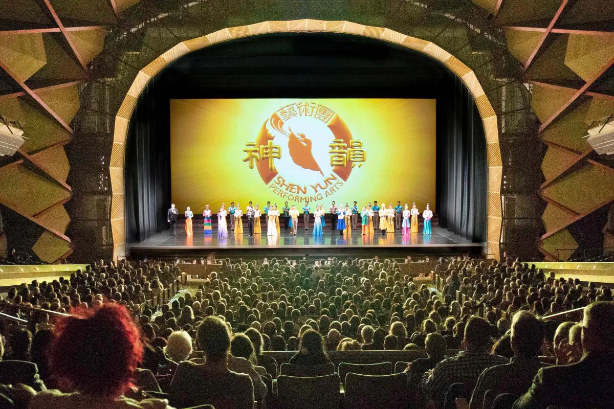 Shen Yun Performing Arts North America Company's curtain call at The Evangeline Atwood Concert Hall, Alaska, on April 27, 2019. (The Epoch Times)
