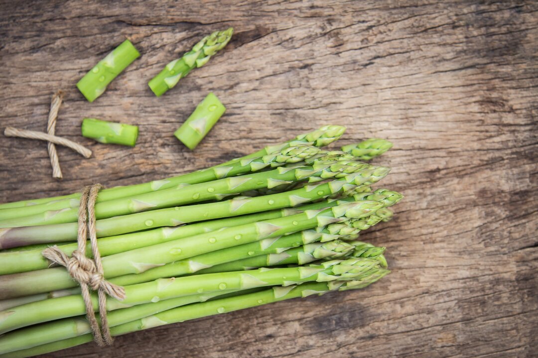 Asparagus are easy to prepare and packed with vitamins, prebiotics, and fiber. (Aphiwat chuangchoem/Pexels)
