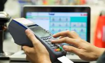 Elderly Man Struggles With Paying, Cashier’s Kind Response Goes Viral
