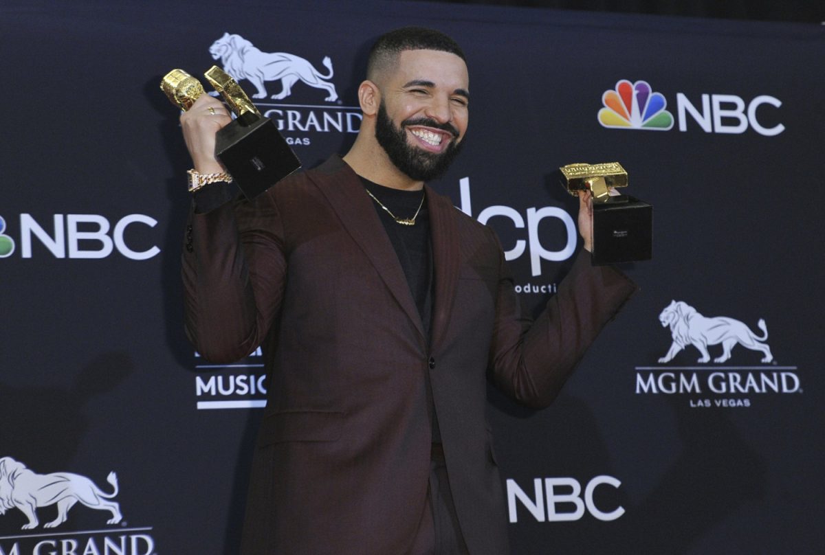 Drake poses in the press room