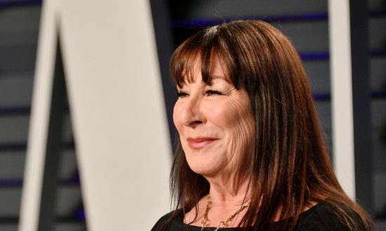 Anjelica Huston Rips Robert de Niro, Diane Keaton in Interview